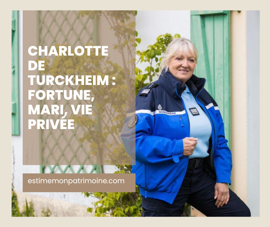 Une personne en uniforme de gendarme se tient debout devant une maison avec des volets verts. Le texte sur l'image mentionne "Charlotte de Turckheim : fortune, mari, vie privée" et un site web "estimemonpatrimoine.com".