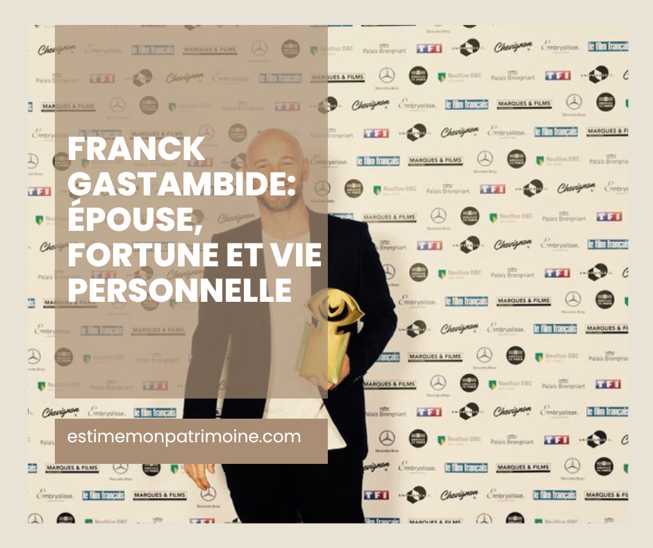 Franck Gastambii tenant un trophée devant un fond avec des logos, visage flouté.